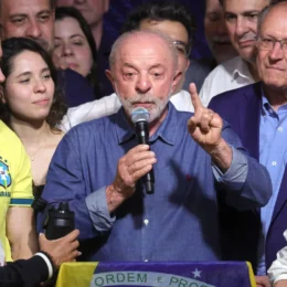 Após reeleição, Lula se reúne com chanceler e assessores internacionais e articula encontros com Congresso