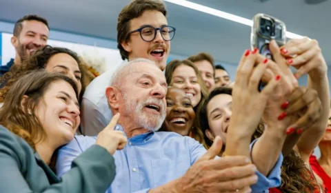 Lula muda estratégia, aposta em jovens e promete vídeos diários para tentar virar eleição