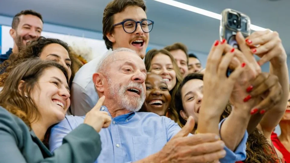 Lula muda estratégia, aposta em jovens e promete vídeos diários para tentar virar eleição