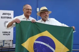 Lula vota em São Bernardo e diz: ‘Amanhã vamos comemorar a vitória em primeiro turno’