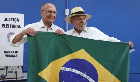 Lula vota em São Bernardo e diz: ‘Amanhã vamos comemorar a vitória em primeiro turno’
