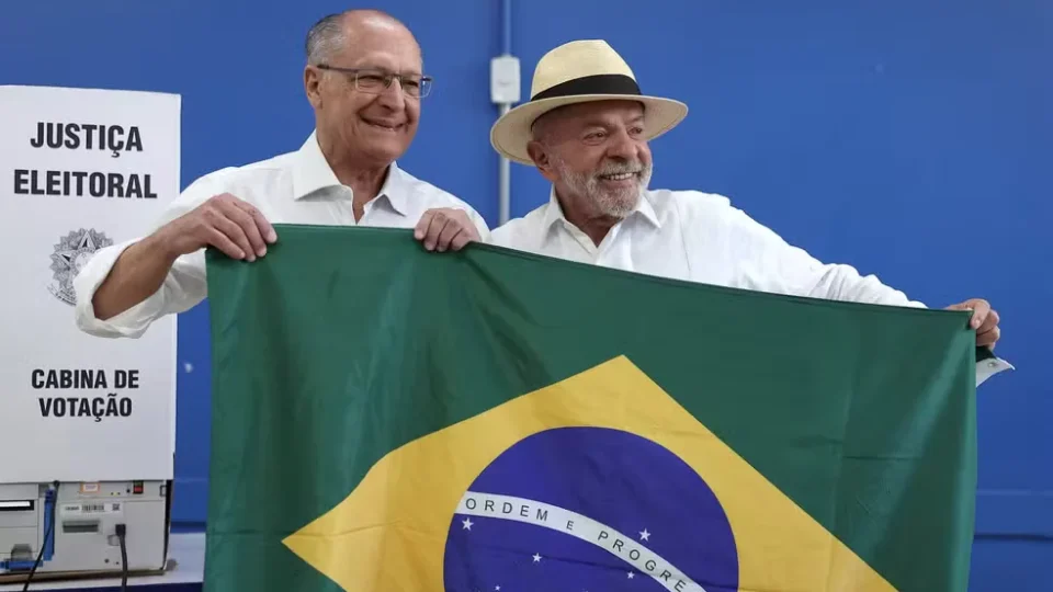 Lula vota em São Bernardo e diz: ‘Amanhã vamos comemorar a vitória em primeiro turno’