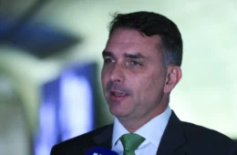 Morador relata ter visto Flávio Bolsonaro deixar condomínio nesta terça