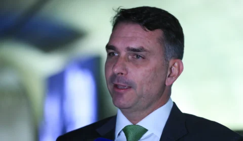 Morador relata ter visto Flávio Bolsonaro deixar condomínio nesta terça