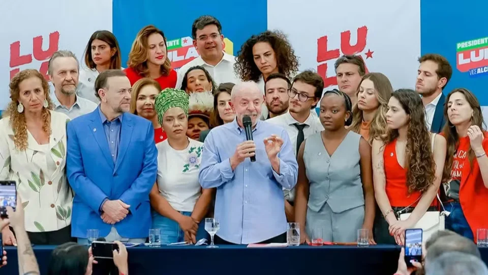Campanha de Lula monta sala com influenciadores para reforçar estratégia digital no 2º turno