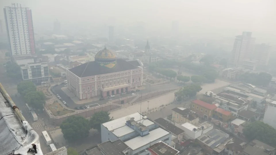 Manaus registra pior qualidade do ar entre capitais do Brasil e suspende aulas por causa da fumaça