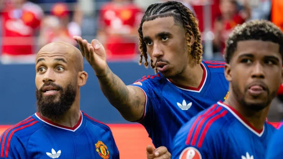 Atlético de Madrid vence Manchester United por 2 a 0 e conquista primeira vitória na Champions League