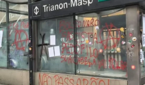Manifestantes depredam estações do Metrô durante ato pró-Lula na Avenida Paulista