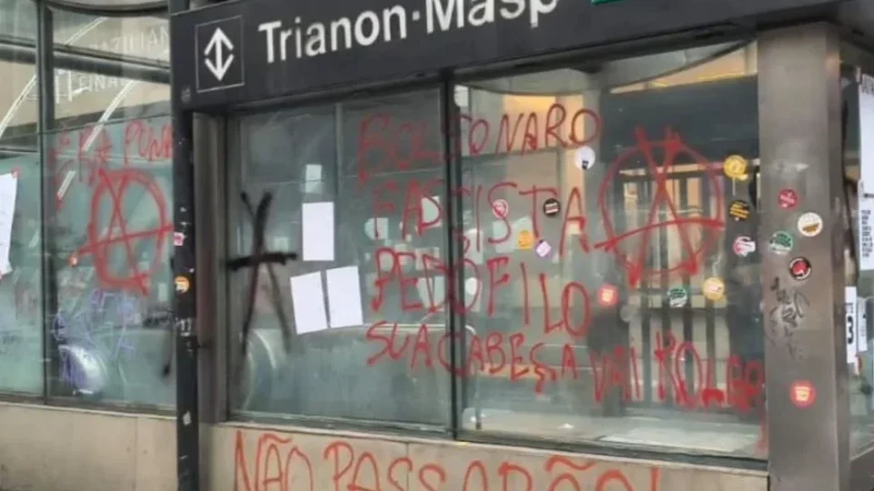 Manifestantes depredam estações do Metrô durante ato pró-Lula na Avenida Paulista