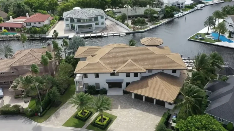 Mansão de Messi de R$ 53 milhões tem oito quartos, docas privativas e piscina com cascata; conheça