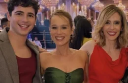 Mariana Ximenes surge de verde-esmeralda ao lado da mãe em gravação da Globo