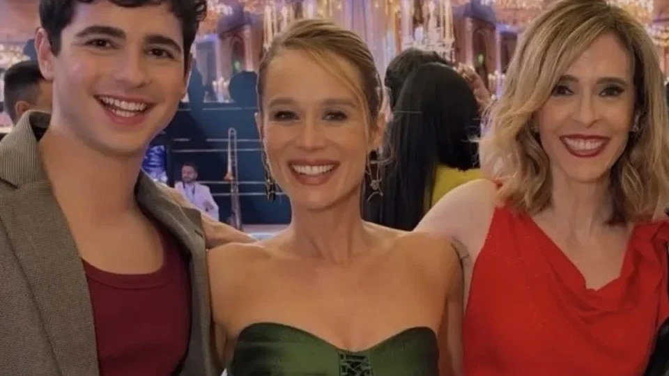 Mariana Ximenes surge de verde-esmeralda ao lado da mãe em gravação da Globo