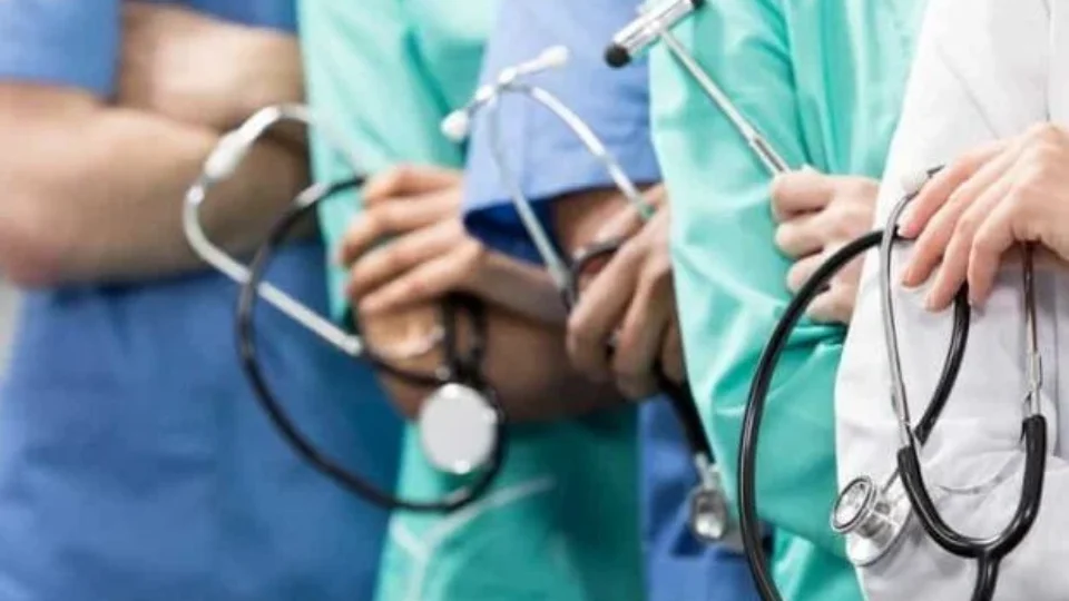 Saúde do DF convoca mais de 150 médicos temporários; veja o prazo para entrega de documentos