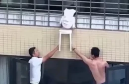 VÍDEO: Criança fica presa em janela no 12º andar e vizinhos a salvam