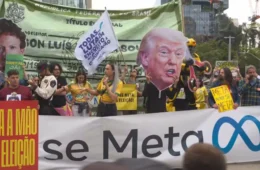 Manifestantes protestam em frente à sede da Meta em SP contra suposta interferência nas eleições
