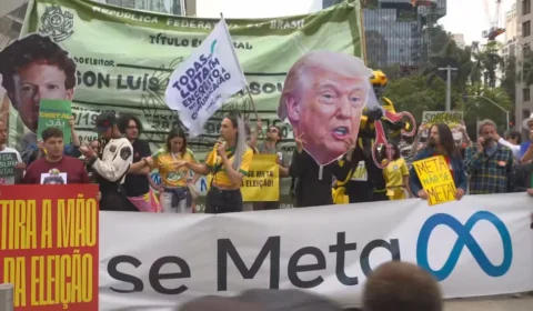 Manifestantes protestam em frente à sede da Meta em SP contra suposta interferência nas eleições