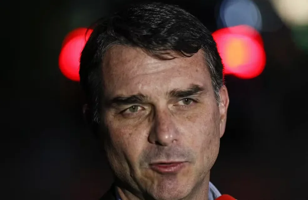 Enquanto fontes afirmavam que senador já estava nos Estados Unidos, registros oficiais mostram que ele ainda estava no Brasil; nesta quarta-feira (28), voo com destino a Miami se tornou o mais acompanhado do mundo em plataforma de rastreamento.
