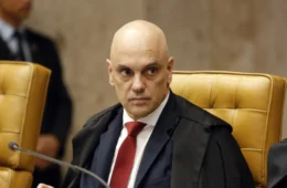Alexandre de Moraes se pronuncia após cancelamento dos passaportes e saída do país de Flávio Bolsonaro
