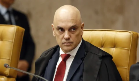 Alexandre de Moraes se pronuncia após cancelamento dos passaportes e saída do país de Flávio Bolsonaro