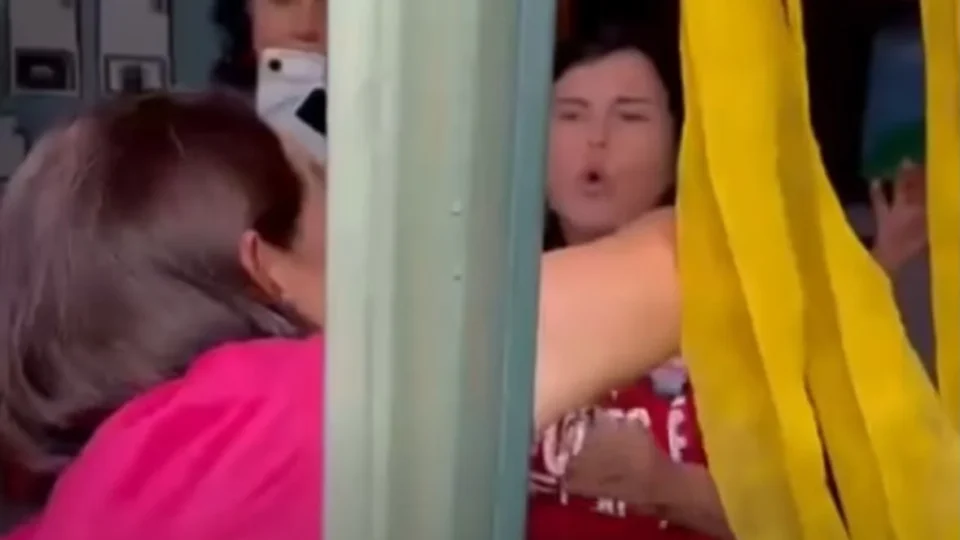 Michelle Bolsonaro bate boca com eleitora durante votação no Distrito Federal
