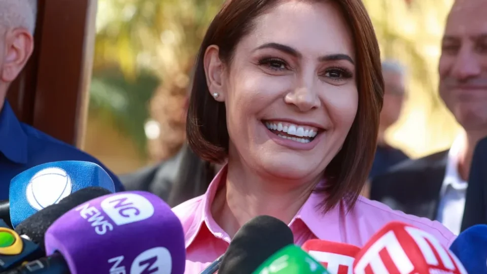 Michelle chama Bolsonaro de líder e afirma que marido não procura culpados após derrota