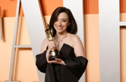 Mikey Madison revela como irmãos a mantiveram ‘humilde’ após vitória no Oscar
