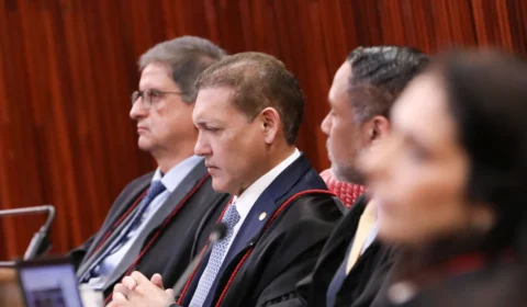 Ministro cobra Nunes Marques e exige análise urgente do caso “Exército do Lula” no plenário do TSE