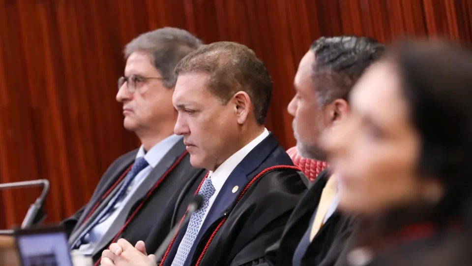 Ministro cobra Nunes Marques e exige análise urgente do caso “Exército do Lula” no plenário do TSE