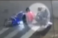 VÍDEO: Homem aproveita queda de motociclista para furtar R$ 150 durante falsa ajuda em SP