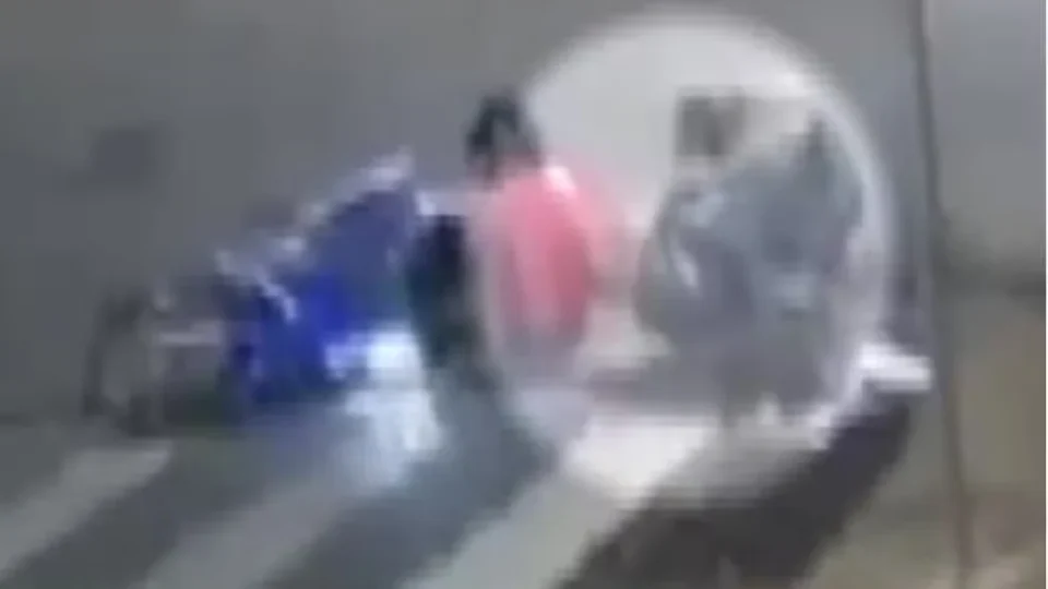 VÍDEO: Homem aproveita queda de motociclista para furtar R$ 150 durante falsa ajuda em SP