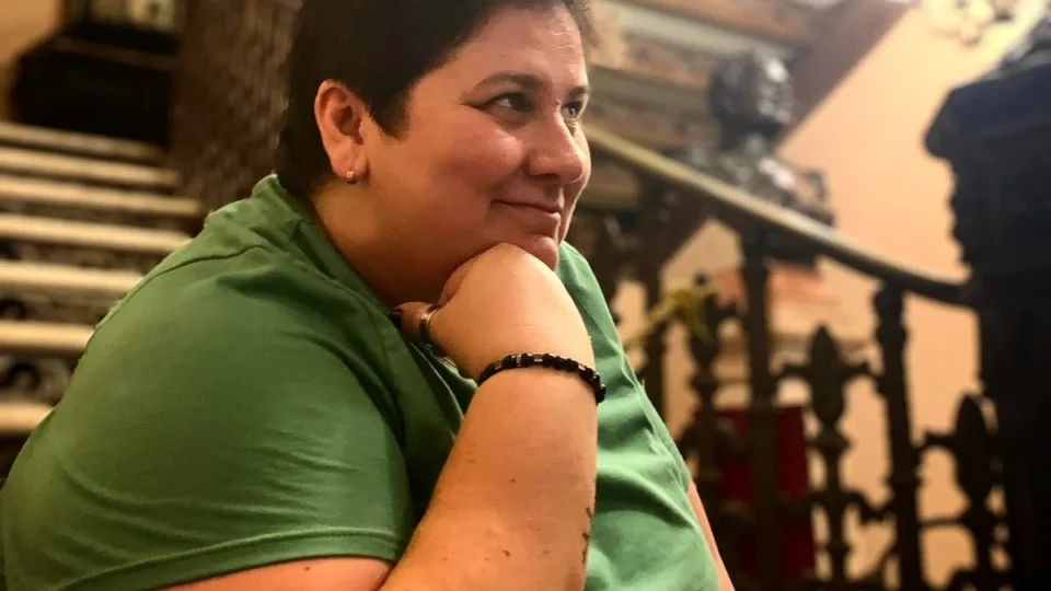 Quem era Letícia Nicolielo, cantora que morreu aos 48 anos após enfrentar câncer raro