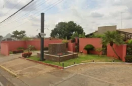 Polícia investiga morte de homem em motel após encontro com pastor e mulher; religioso fugiu derrubando portão