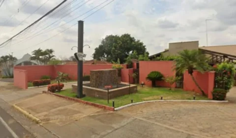 Polícia investiga morte de homem em motel após encontro com pastor e mulher; religioso fugiu derrubando portão