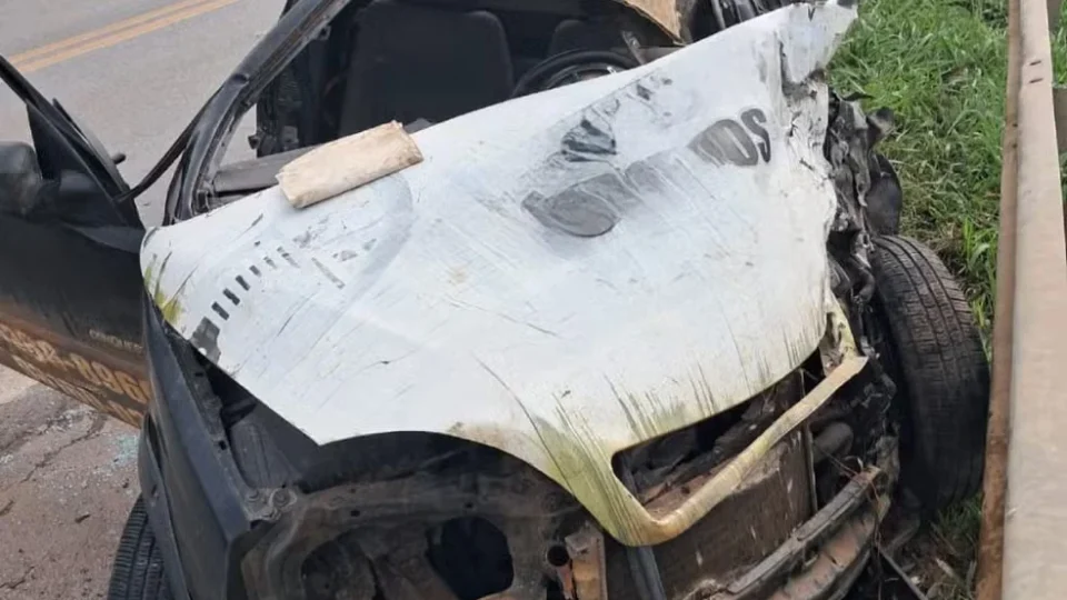 Motorista morre após caminhonete aquaplanar e bater de frente com carreta na MG-050