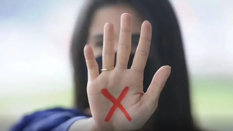 Vítimas de violência doméstica terão afastamento remunerado por até 6 meses; veja como funciona