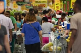 Consumo em supermercados sobe 6,5% após veto às bets, aponta levantamento da Abras
