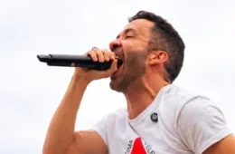 “Quem é Mariana?”: Janones provoca Flávio Bolsonaro