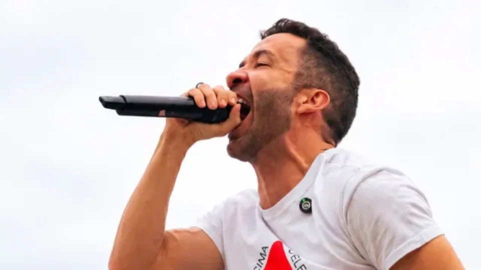 “Quem é Mariana?”: Janones provoca Flávio Bolsonaro