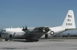 Avião militar dos EUA pousa no Rio e levanta dúvidas sobre missão no Brasil