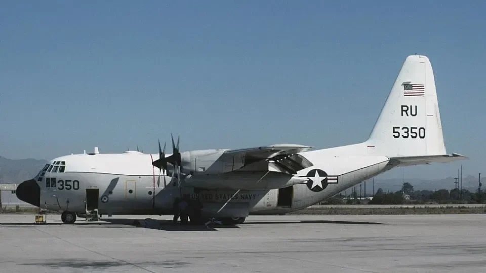 Avião militar dos EUA pousa no Rio e levanta dúvidas sobre missão no Brasil