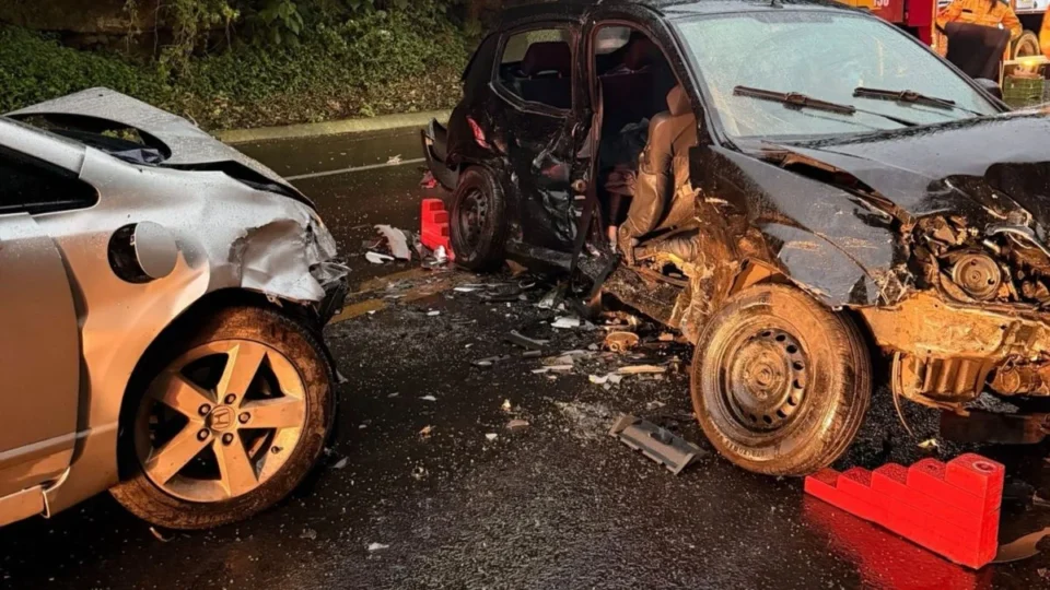 Acidente entre três carros deixa um morto e três feridos em Santa Catarina