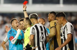 VÍDEO: Neymar é expulso pela Lei Vini Jr., mas Santos busca empate com Bahia sob temporal