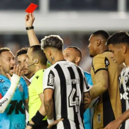VÍDEO: Neymar é expulso pela Lei Vini Jr., mas Santos busca empate com Bahia sob temporal