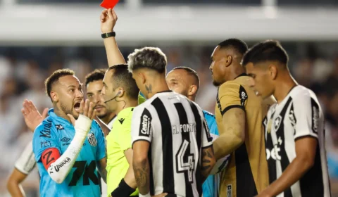 VÍDEO: Neymar é expulso pela Lei Vini Jr., mas Santos busca empate com Bahia sob temporal