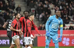 Nice abre 3 a 1 sobre o Rennes com gols de Elye Wahi e Jonathan Clauss