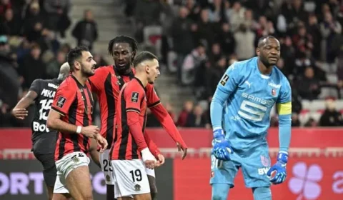 Nice abre 3 a 1 sobre o Rennes com gols de Elye Wahi e Jonathan Clauss
