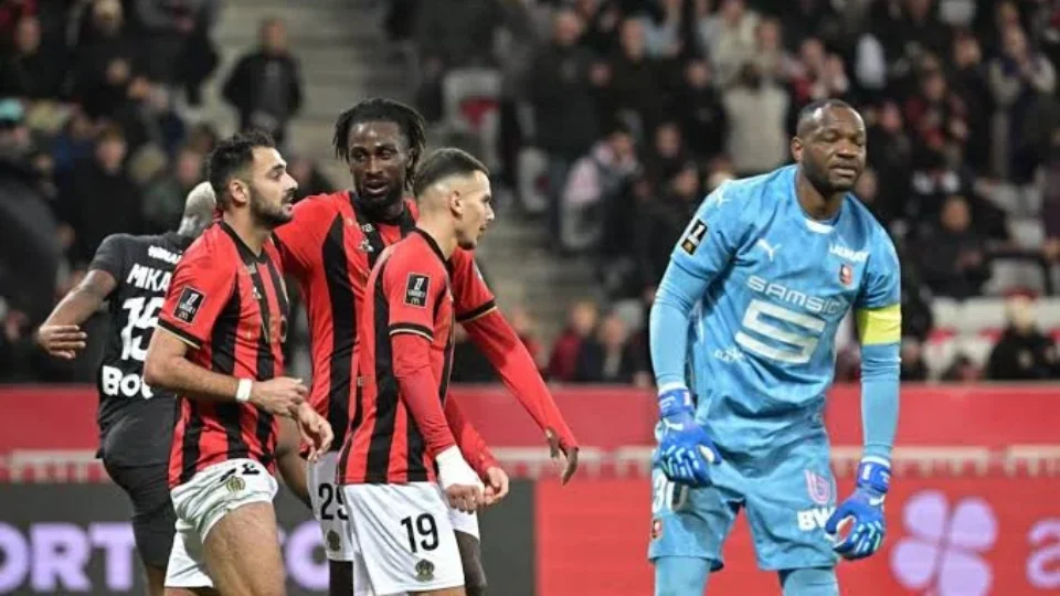Nice abre 3 a 1 sobre o Rennes com gols de Elye Wahi e Jonathan Clauss