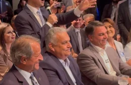 Tentaram afastar Bolsonaro dos políticos, mas “ele está dormindo com uma senadora”, diz Nikolas Ferreira
