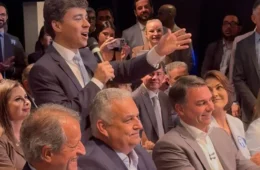 Tentaram afastar Bolsonaro dos políticos, mas “ele está dormindo com uma senadora”, diz Nikolas Ferreira