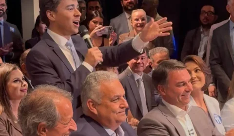 Tentaram afastar Bolsonaro dos políticos, mas “ele está dormindo com uma senadora”, diz Nikolas Ferreira